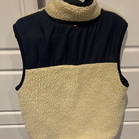 Tommy Hilfiger sleeveless puffer ! - Picture 2 of 3
